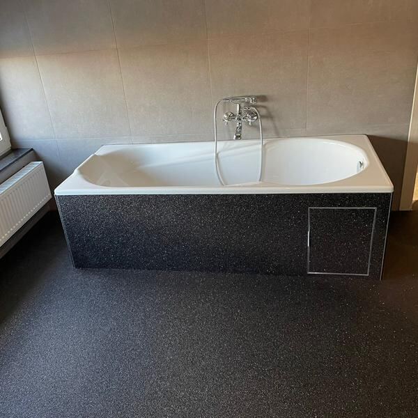 Badkamer — bekleed met steentapijt — na
