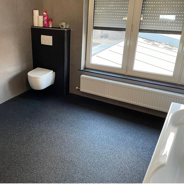 Badkamervloer — bekleed met steentapijt — na