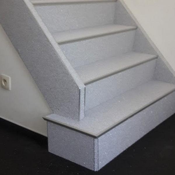 Trap — volledig bekleed in steentapijt — na