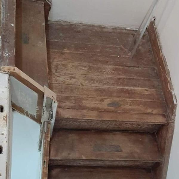 Trap — strakke afwerking in steentapijt — voor